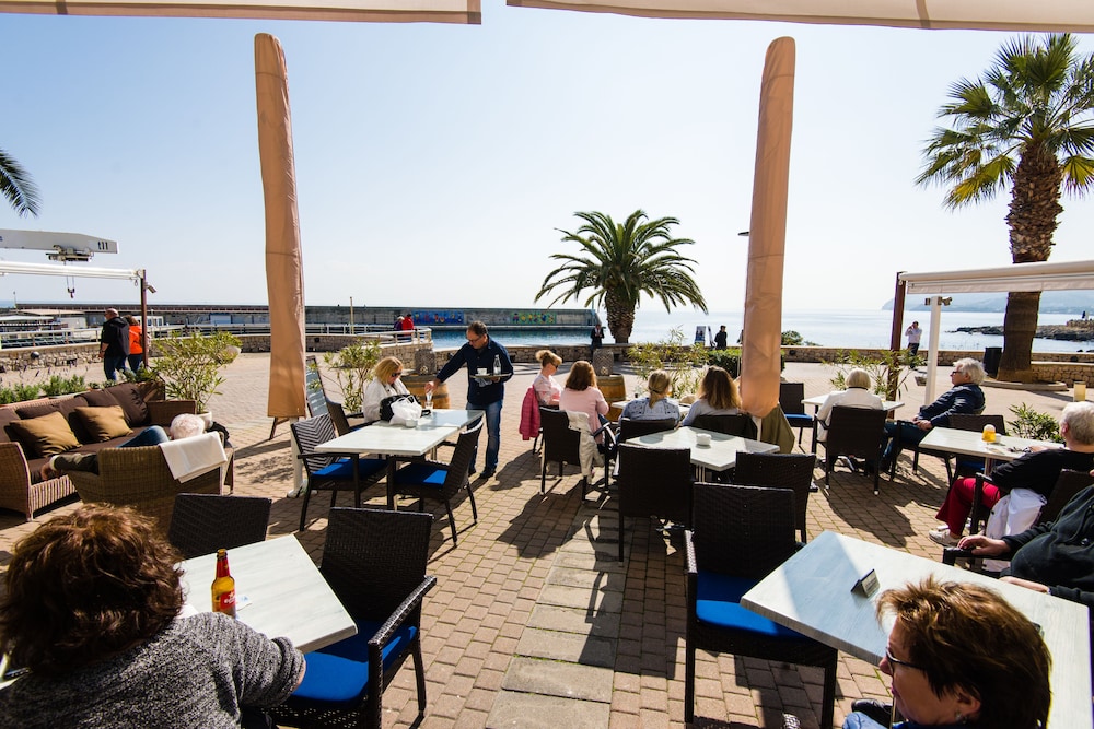 Hostal Port Corona 32/43