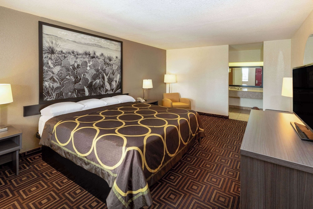 Super 8 by Wyndham Seguin 16/34