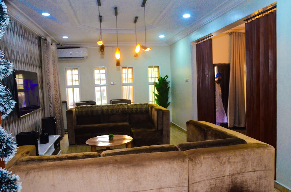 J. Gibson Hotel 32/50