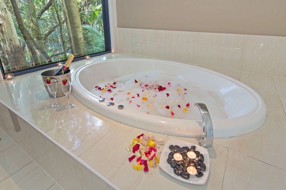 PETHERS RAINFOREST RETREAT 15/50