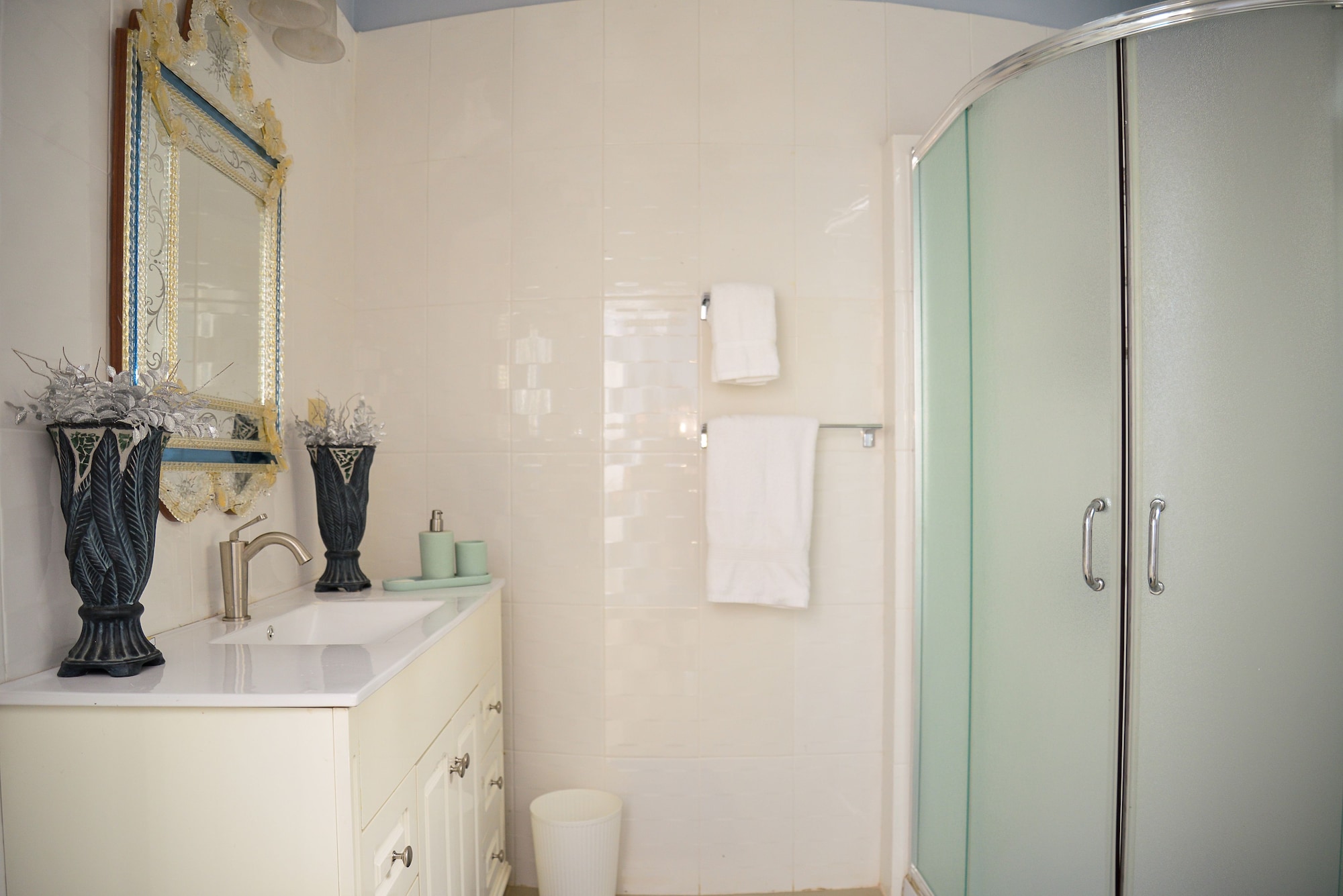 Blue, King Bed, Balcony, Ground Floor، Khastle Khodero 5/6