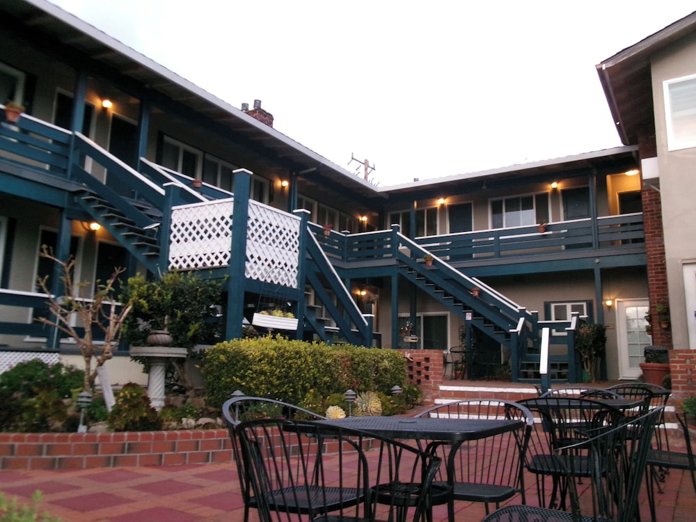 Carmel Wayfarer Inn 33/50