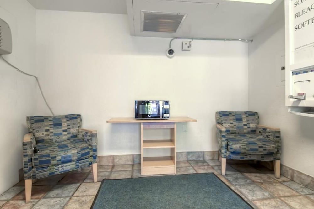 Motel6 Palm Springs, CA - Downtown 17/28