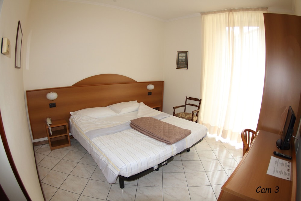 ROOM, DOUBLE BED