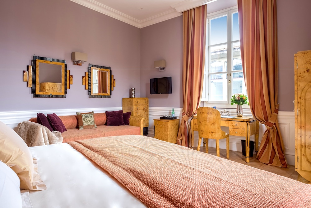 DELUXE, KING BED