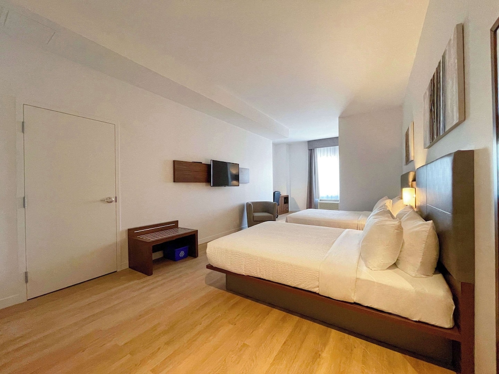 Suite, 2 Queen Beds, Sofa