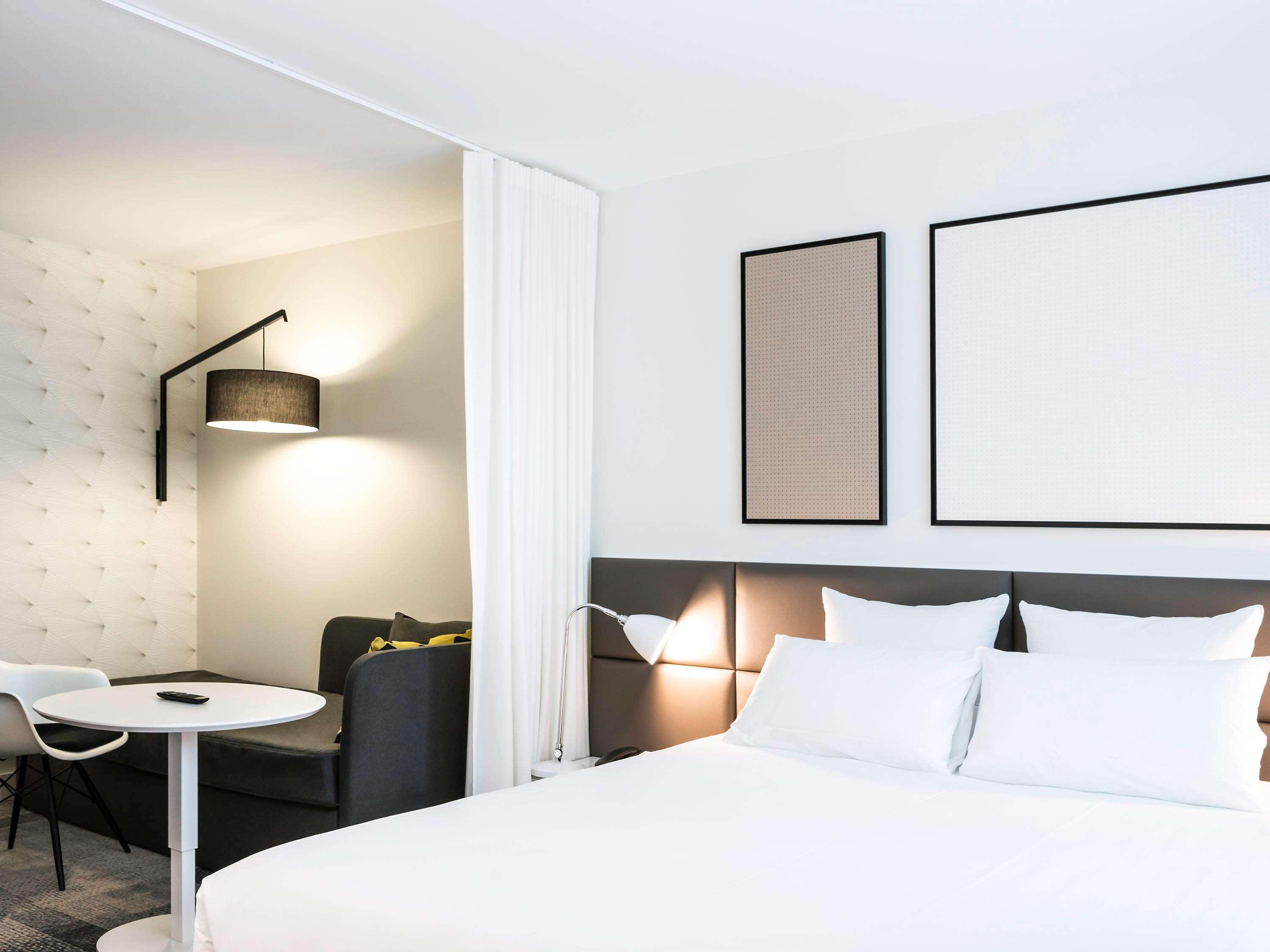 EXECUTIVE, SUITE, QUEEN BED, SOFA