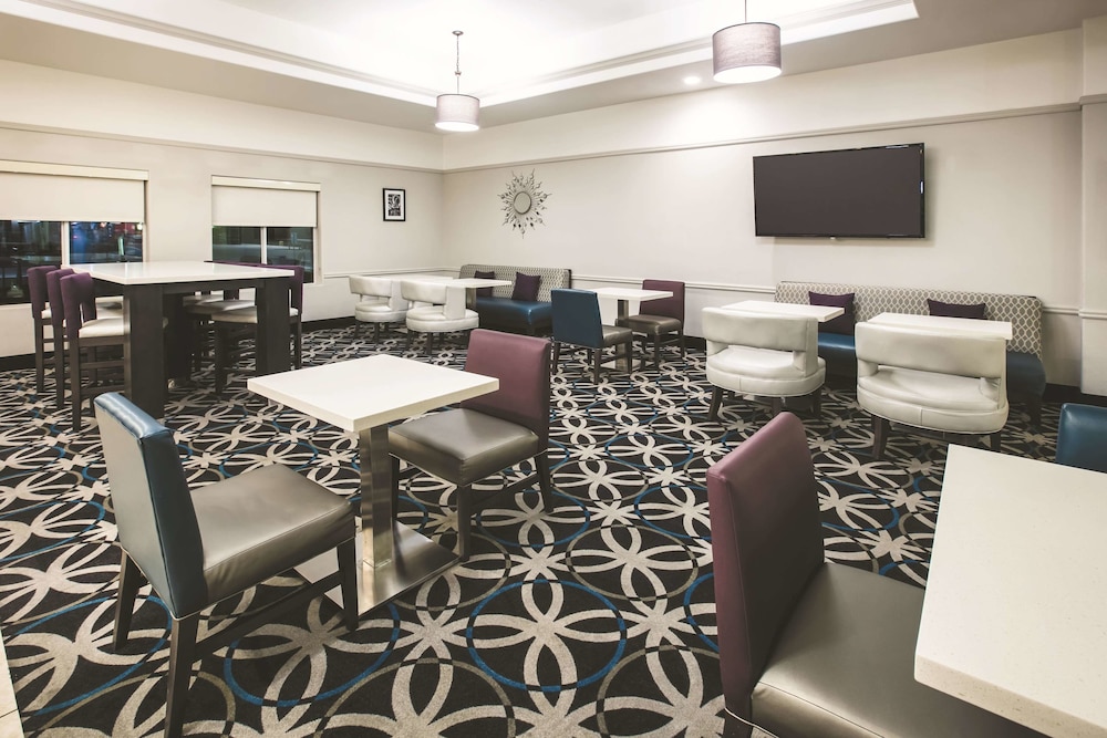 La Quinta Inn and Suites by Wyndham Brownwood 35/37