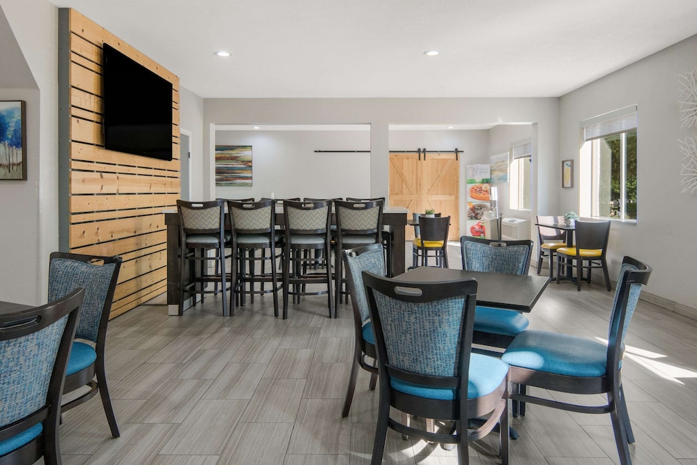 Quality Inn and Suites Roanoke Fort Worth North TX 33/46