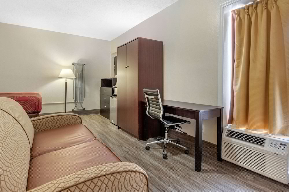 Econo Lodge Columbia Fort Jackson 27/28