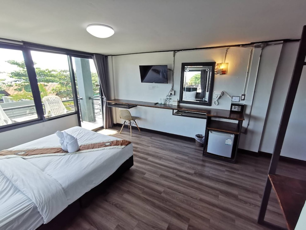 Pimpimarn Beach Hotel 38/66