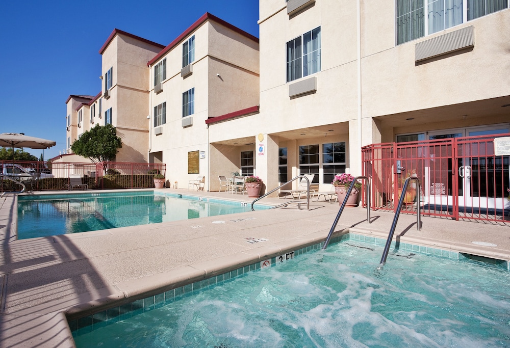 Holiday Inn Express Hotel & Suites Tracy 3/77