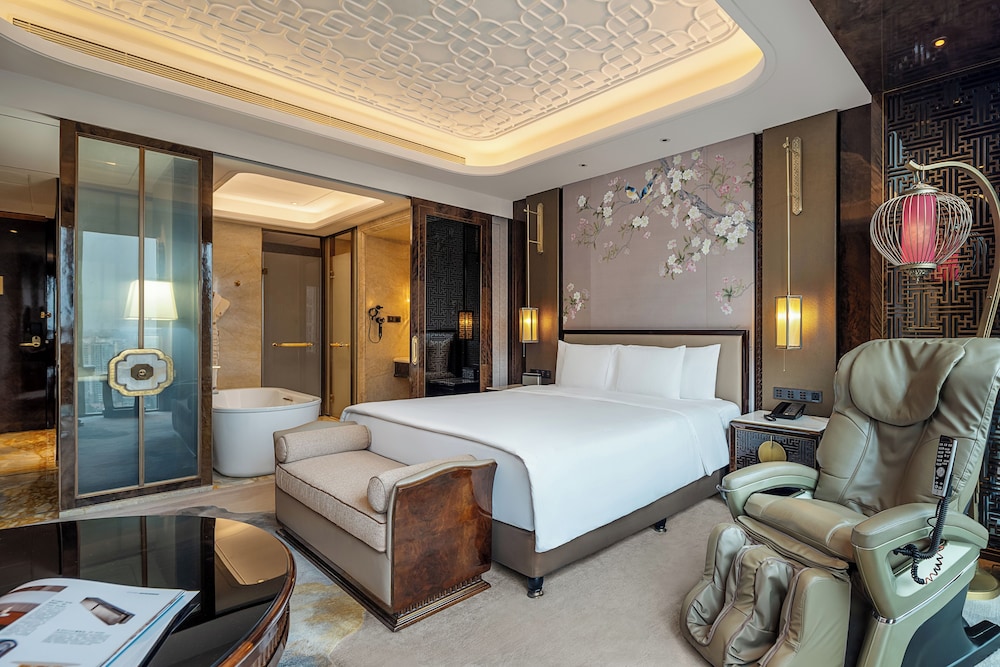 Grand, Deluxe, King Bed, River View, Wanda Reign Chengdu 5/10