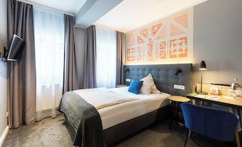 ROOM, SMALL