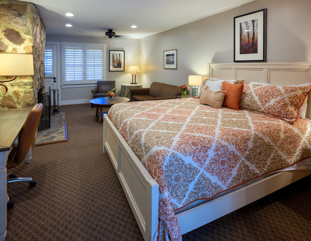 Lodge, King Bed, Sofa