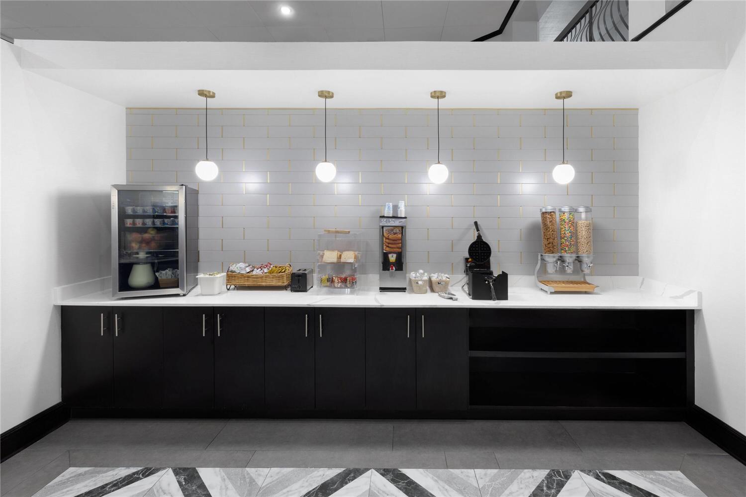 La Quinta Inn & Suites by Wyndham Houston Bush IAH South 8/46