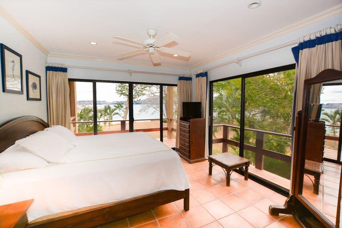 Spectacular - Spacious unit in Flamingo in front of the beach 4/34