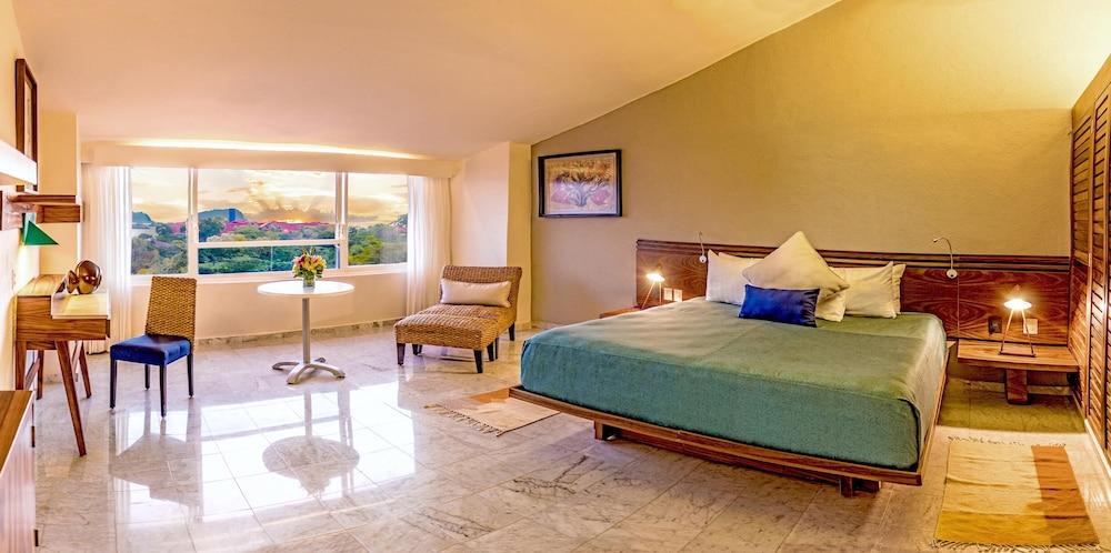 JUNIOR SUITE, KING BED