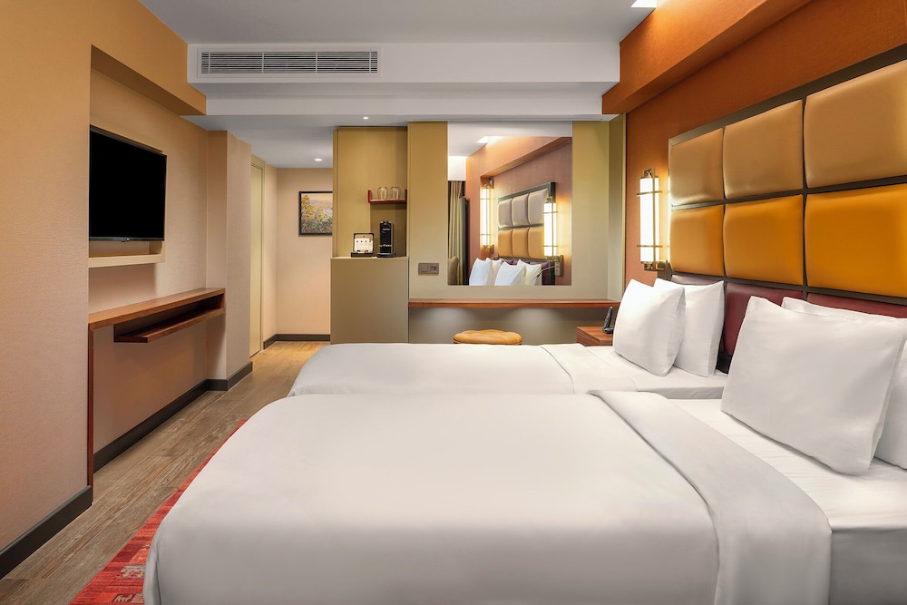 STANDARD, TWIN BEDS, POOL VIEW, BALCONY