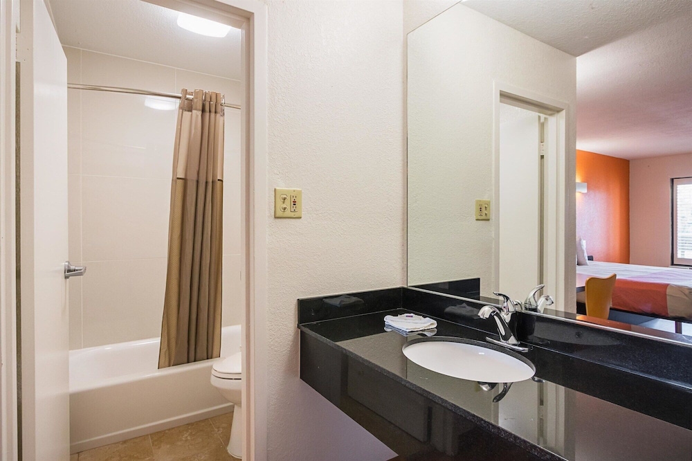 Motel6 Savannah, GA - Midtown 43/44