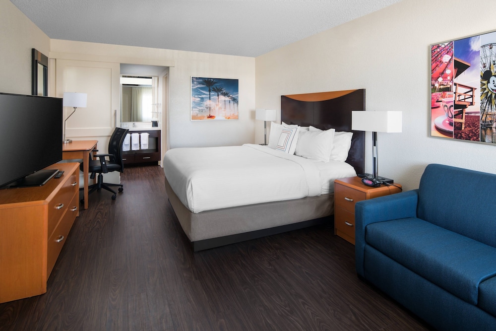غرفة بسرير كينج مع أريكة لذوي الإعاقة، Fairfield Inn By Marriott Anaheim Resort 2/9