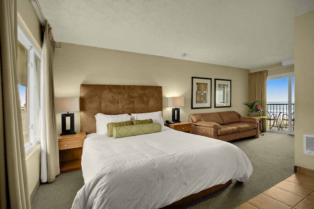 JUNIOR SUITE, KING BED, PARTIAL OCEAN VIEW