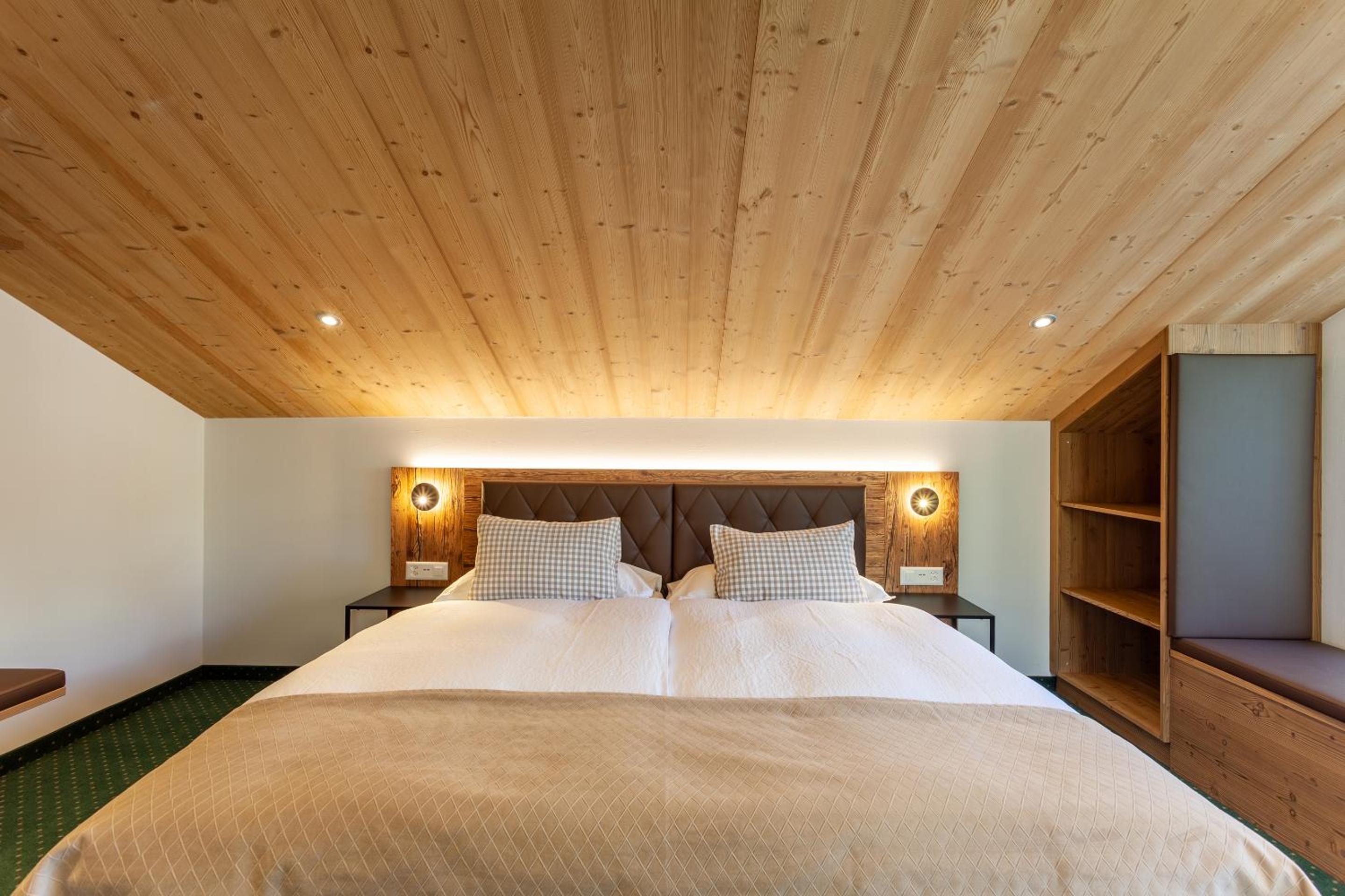 Family Suite, Attic, 2 King Beds, Mountain View