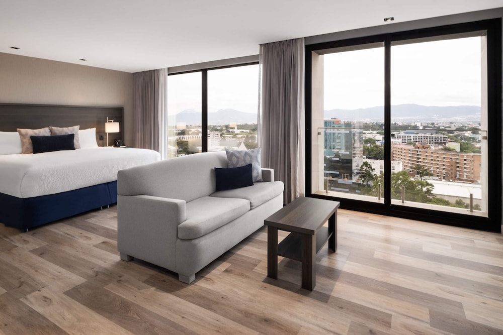 Room, King Bed, Balcony, Wyndham Garden Guatemala City 3/3