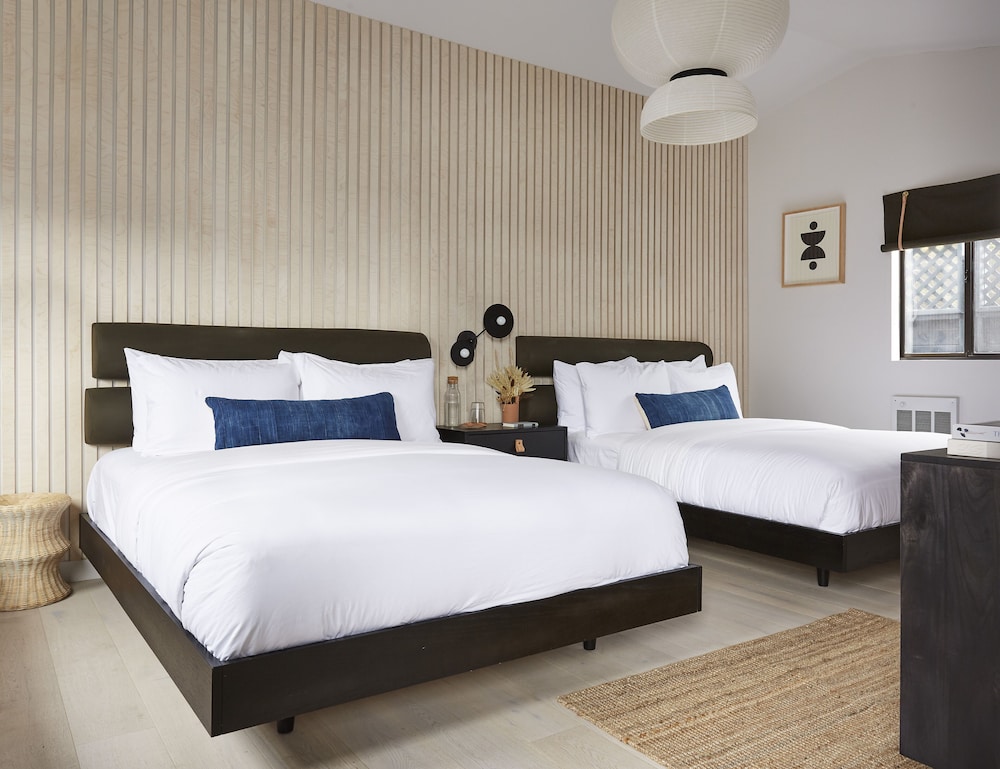 Deluxe, 2 Queen Beds, Accessible