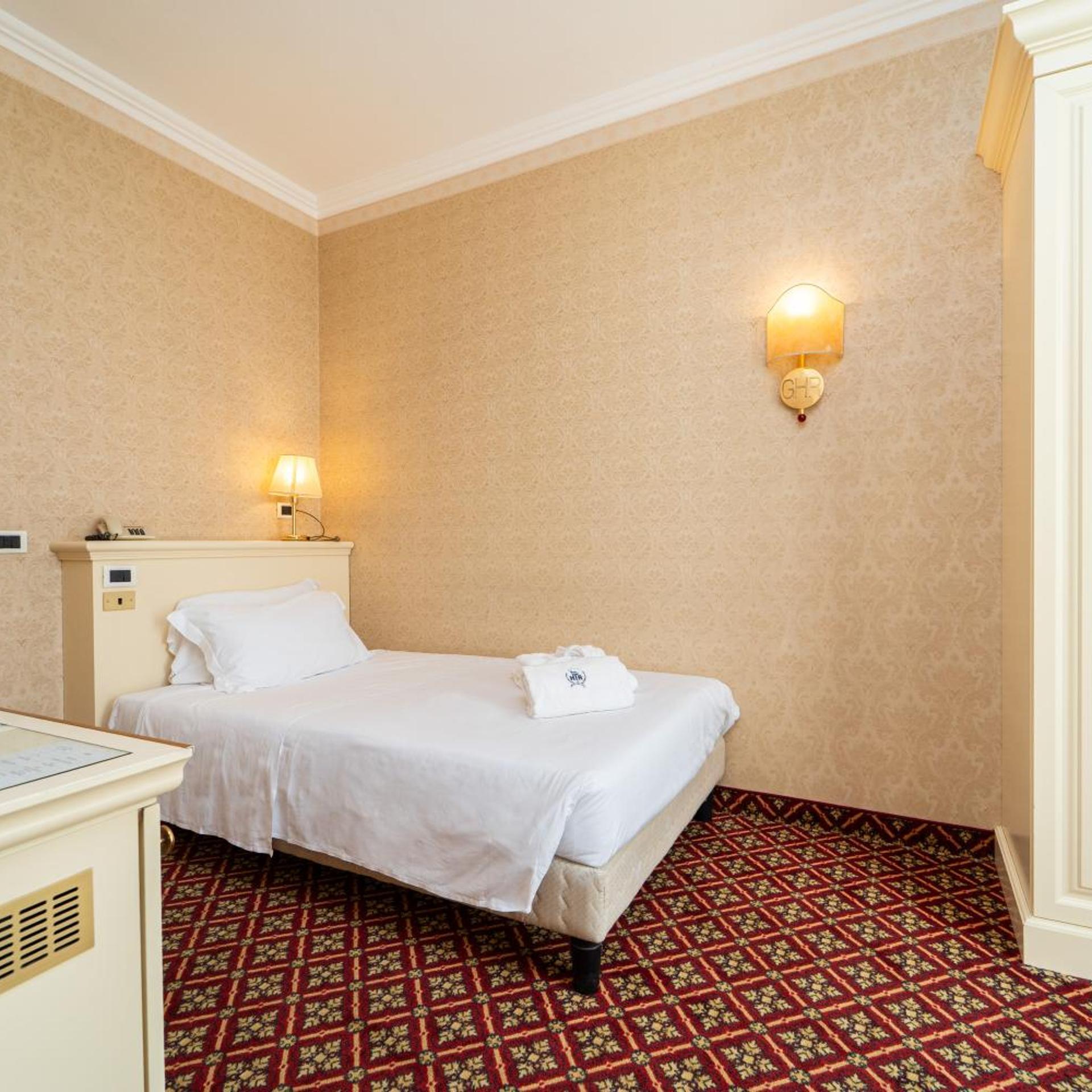 ROOM, SINGLE