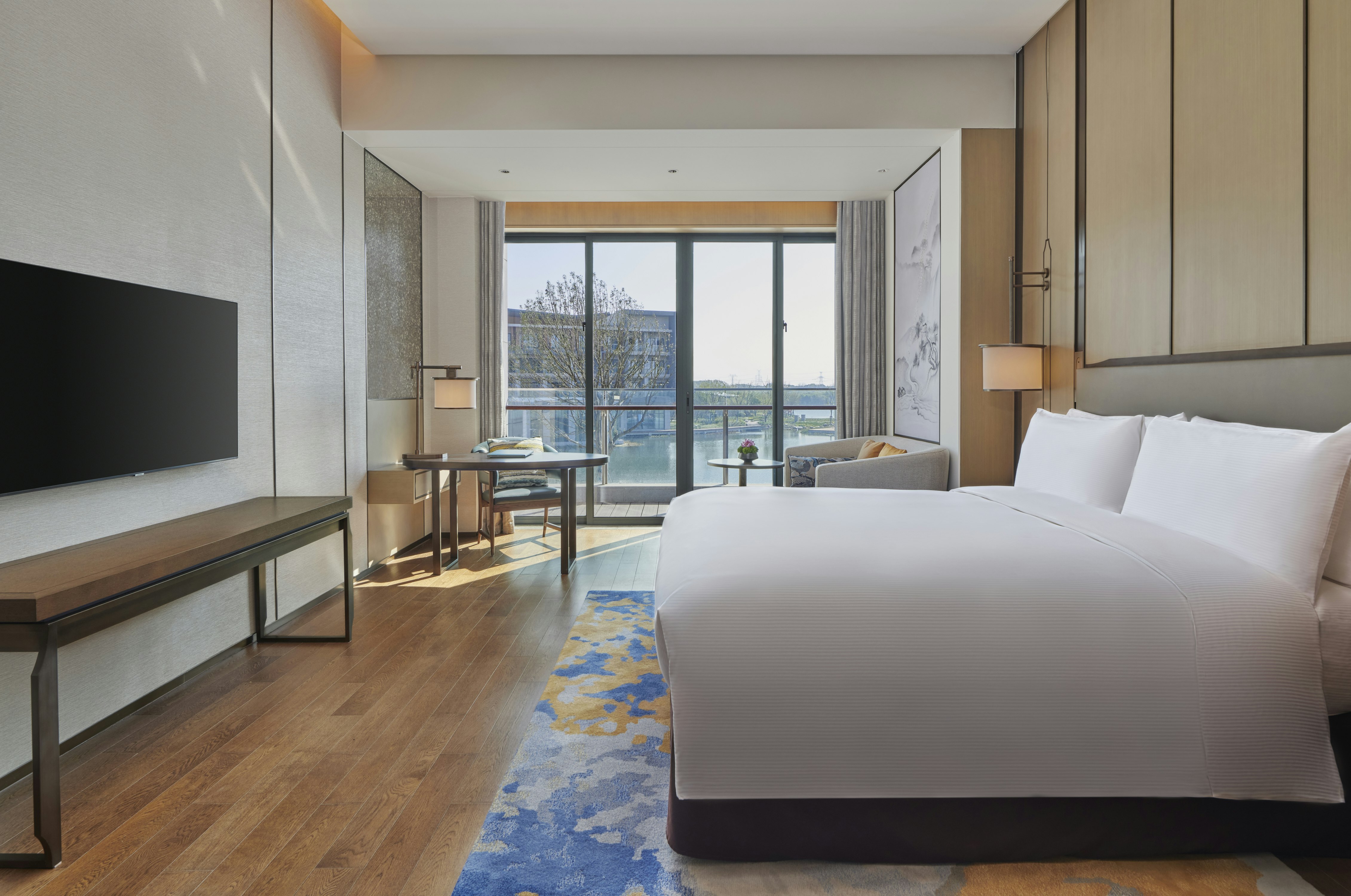DELUXE, KING BED, LAKE VIEW