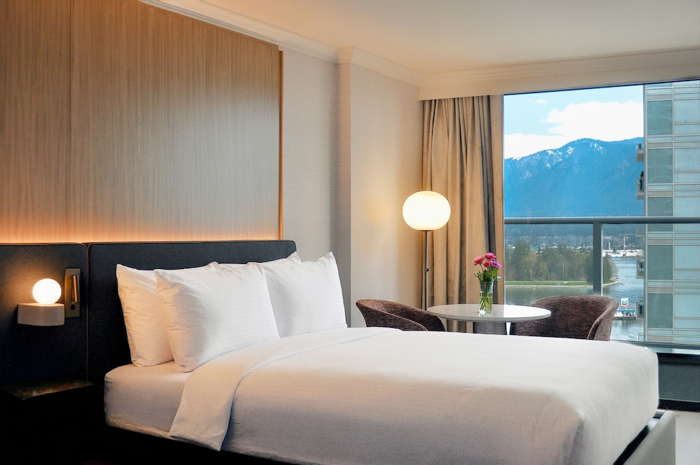 Renovated, King Bed, Partial Harbour View, Harbour View