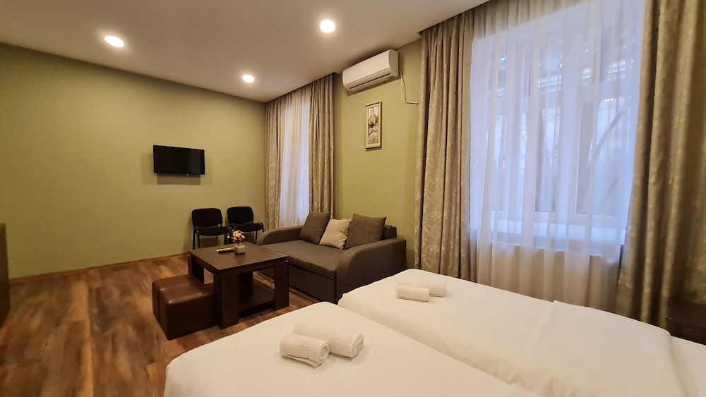Hotel Iveria 9/50