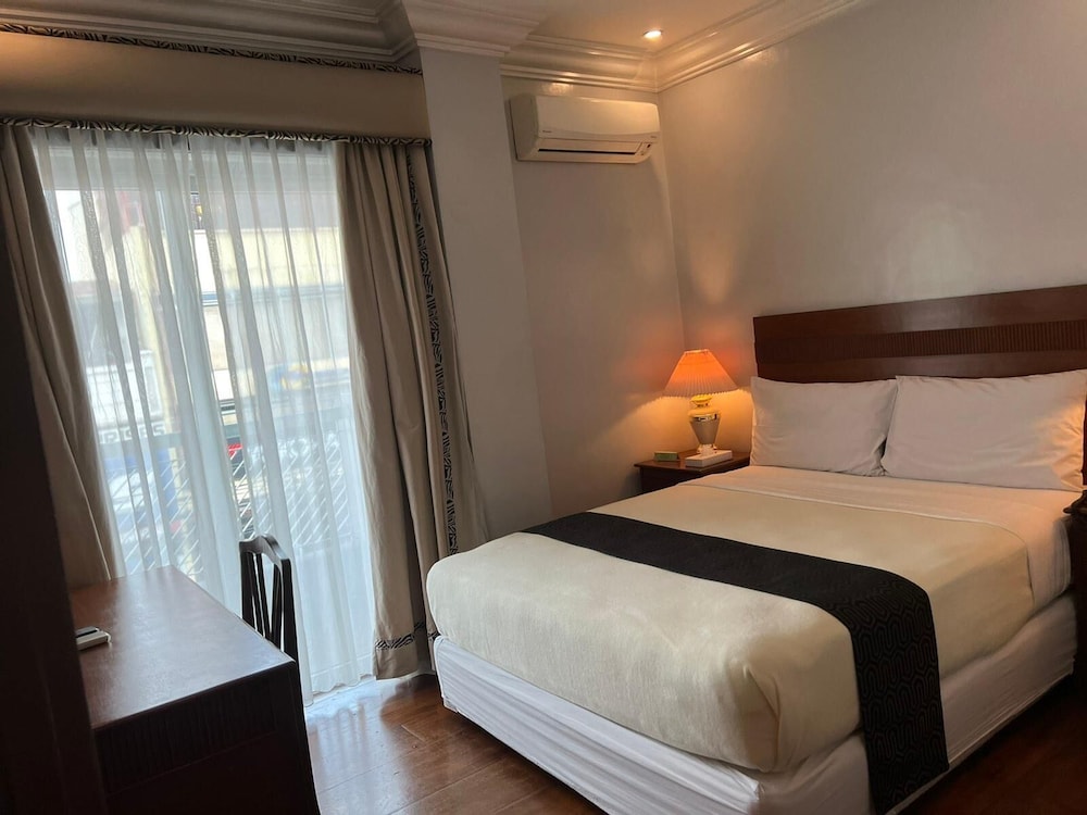 Townhouse OAK Makati Manila Near PNR Pasay Evangelista formerly VIP Suites 21/47