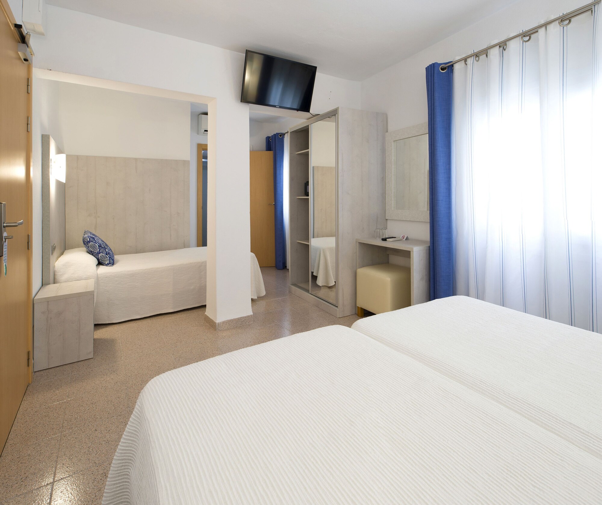 ROOM, TRIPLE