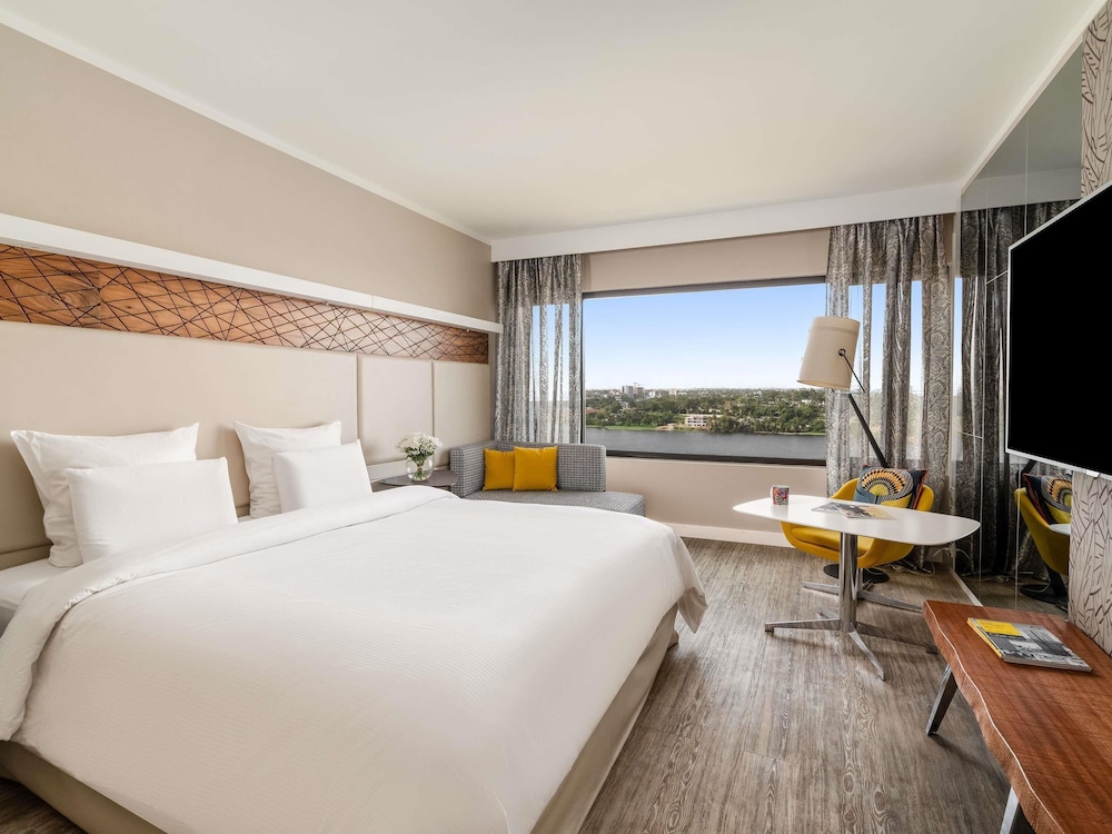 Deluxe, King Bed, Lagoon View, Balcony, Corner