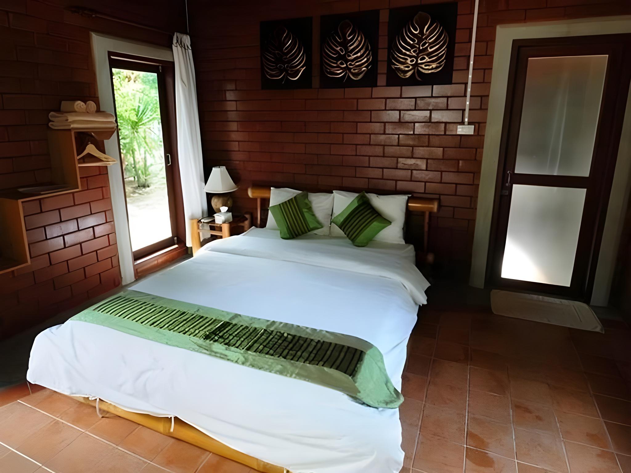 Room, Palm View