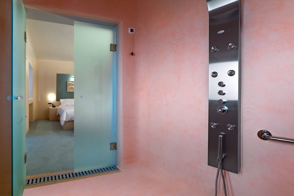 Voreina Gallery Suites 50/50