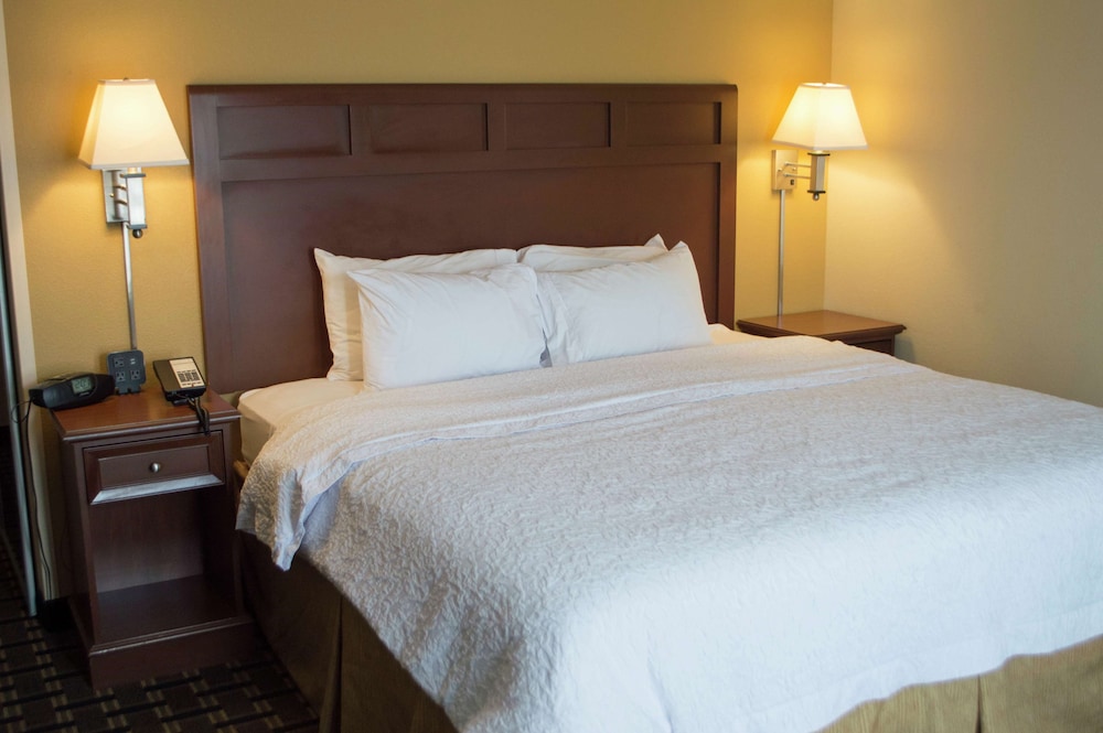 Hampton Inn & Suites Columbia at the University of Missouri 15/50