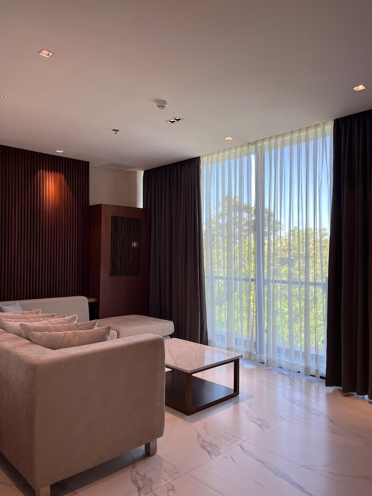 The Henry Hotel Roost Bacolod 13/93