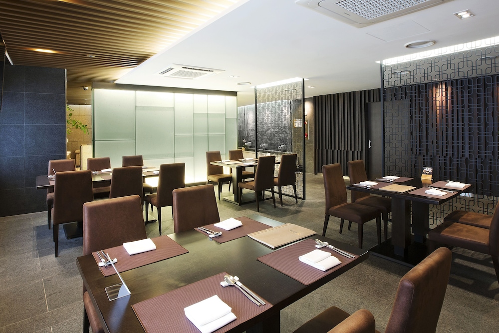 Commodore Hotel Busan 55/62