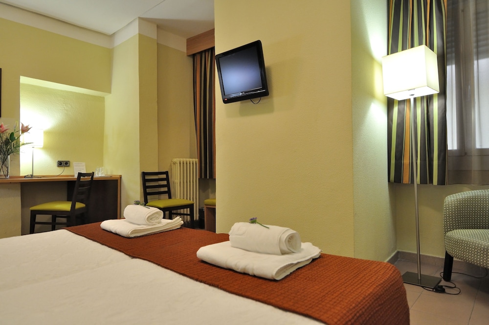 Hostal Ballesta 17/69