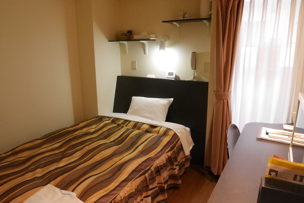 ROOM, SINGLE, SMOKING