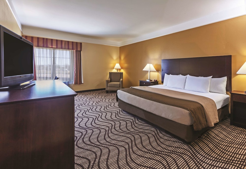 La Quinta Inn & Suites by Wyndham Angleton 12/50