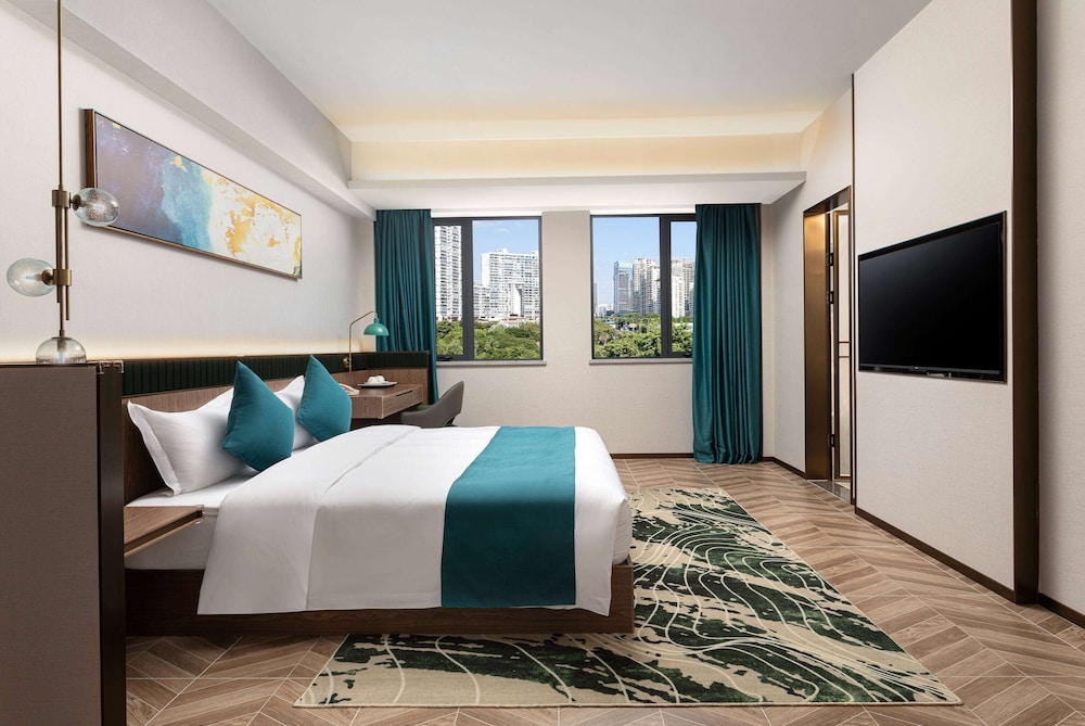 DELUXE, KING BED, CITY VIEW