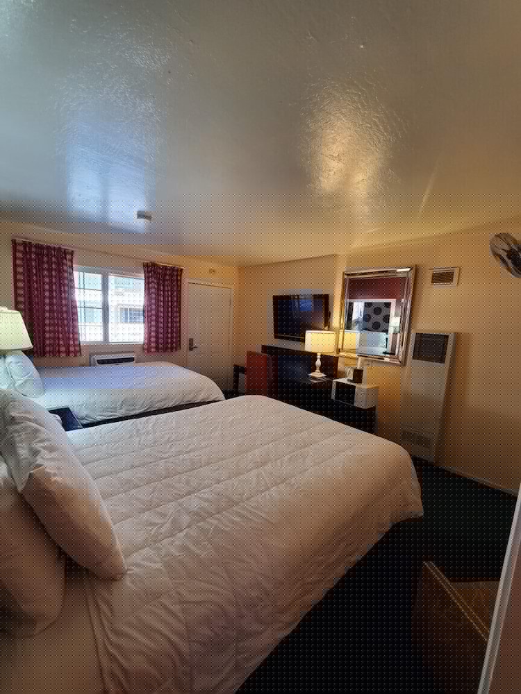 Bluebird Day Inn & Suites 14/68