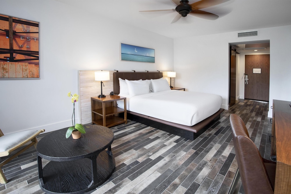 Perry, King Bed, Accessible