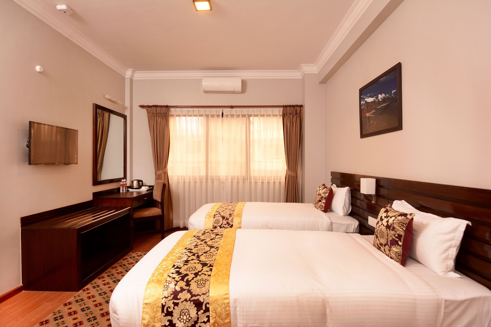 DELUXE, DOUBLE OR TWIN BED