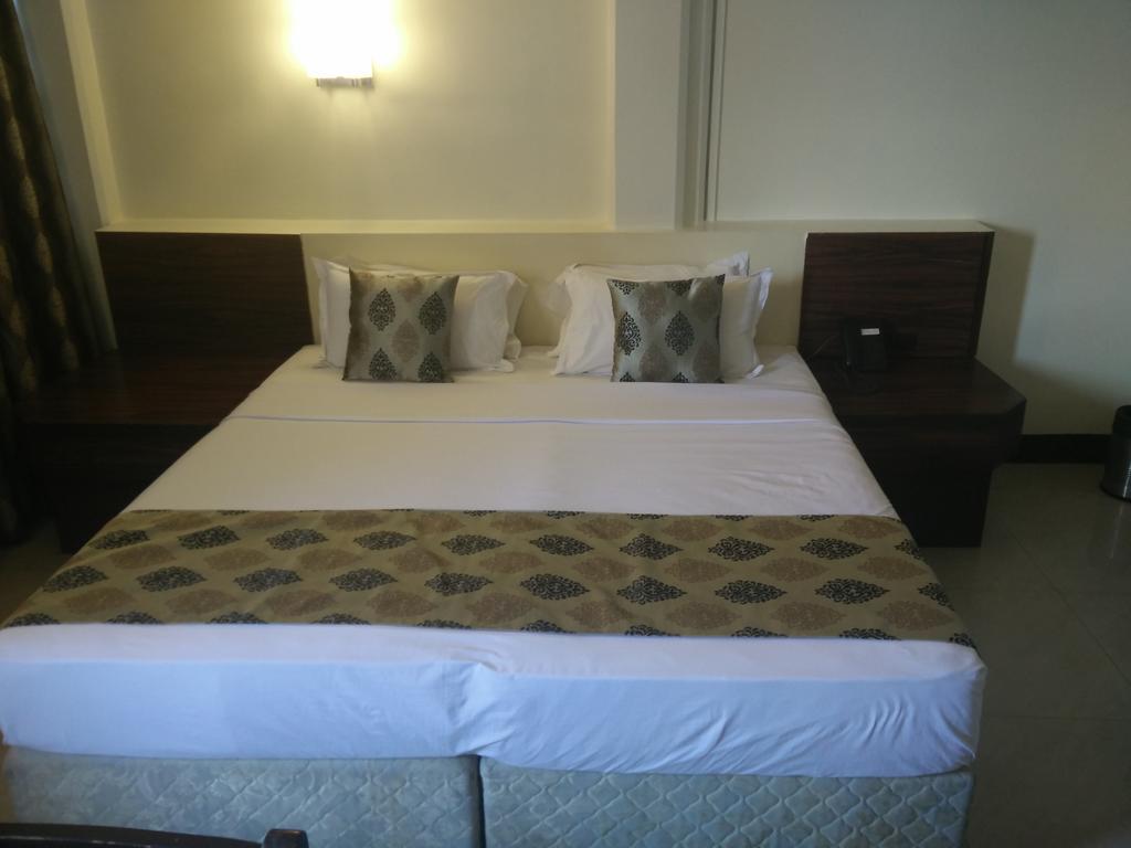 Strand Hotel 6/42