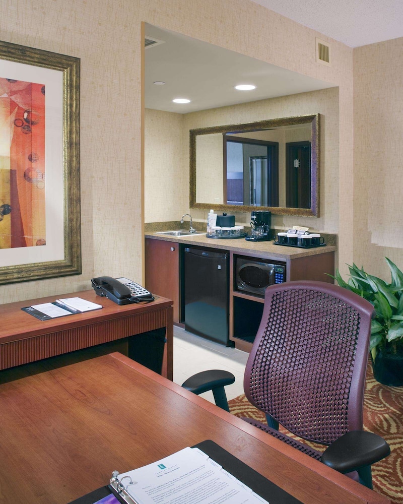 Embassy Suites by Hilton San Marcos Conference Center 70/76